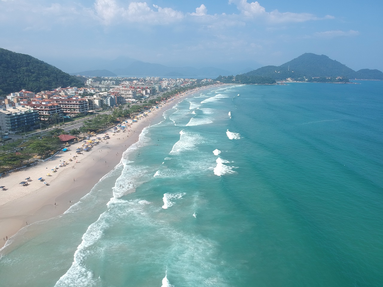 Faixa extensa de areia e mar aberto, típicos da Praia Grande de Ubatuba